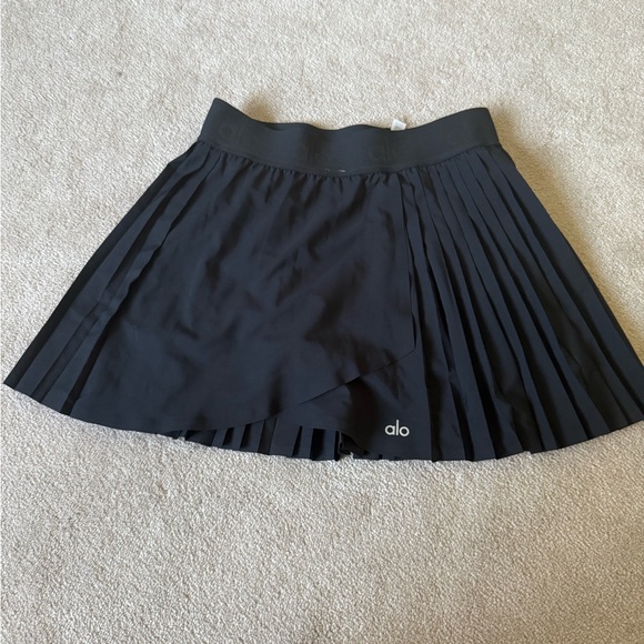ALO Yoga pleated skort - Picture 6 of 8